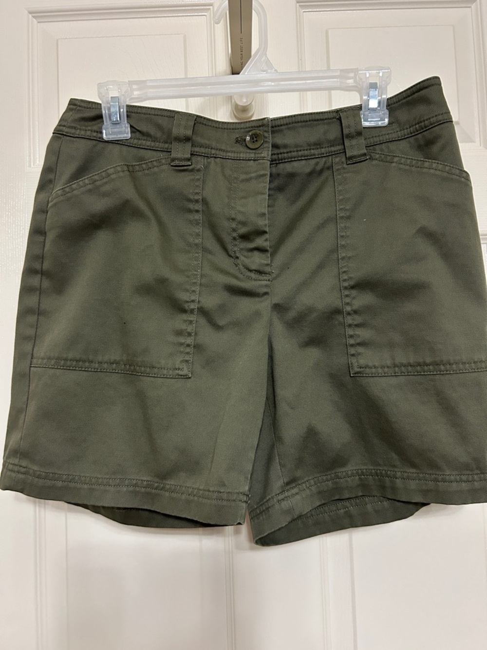 Jones New York Olive Green Cotton Shorts w Big Pockets 6 inch inseam size 6